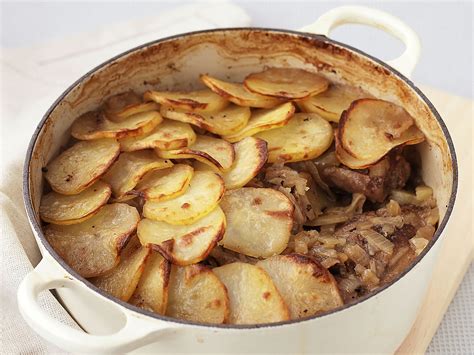  Lancashire Hotpot – Eine herzhafte Mischung aus zarten Lammbraten und cremiger Kartoffelpuree!