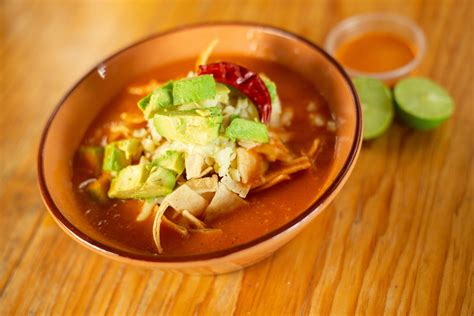  Pozole Rojo! Ein mexikanisches Feuerwerk der Aromen, das deine Geschmacksknospen zum Tanzen bringt!