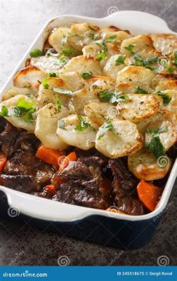  Lancashire Hotpot – Eine herzhafte Mischung aus zarten Lammbraten und cremiger Kartoffelpuree!