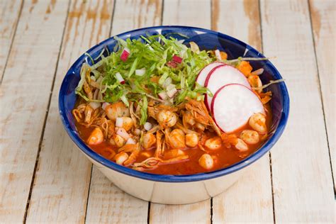  Pozole Rojo! Ein mexikanisches Feuerwerk der Aromen, das deine Geschmacksknospen zum Tanzen bringt!