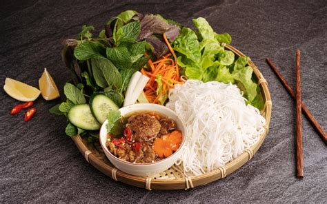  Bún Chả: Ein köstliches Zusammenspiel aus würzig mariniertem Fleisch und frischen Kräutern!