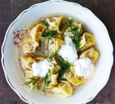  Pelmeni:  Ein herzhaftes Meisterwerk der sibirischen Küche mit dampfender Füllung und knuspriger Außenseite!